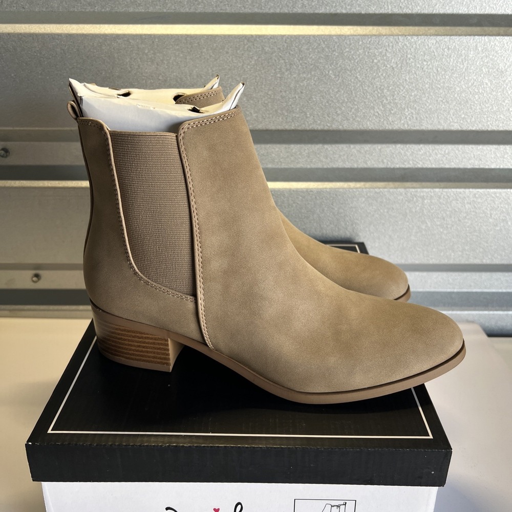 Qupid Women's Repeat Chelsea Ankle Low Heel Boots Warm Taupe Nubuck Size 8
